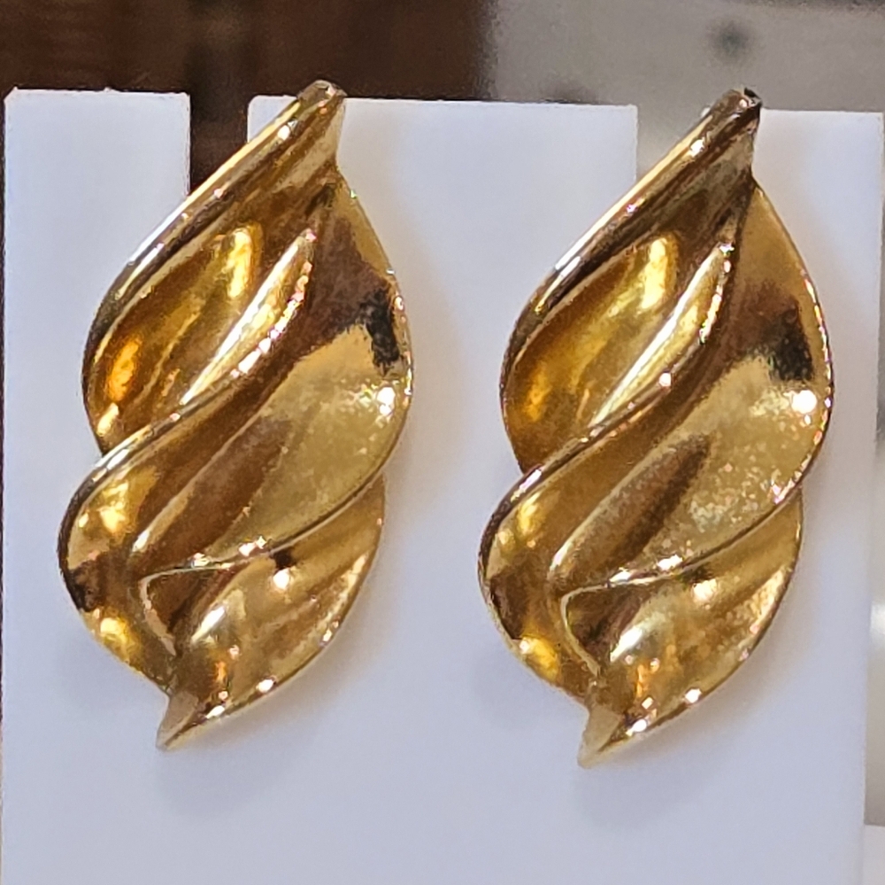 Wintage AVON Twistv Gold Tonec Tear Drop Earrings